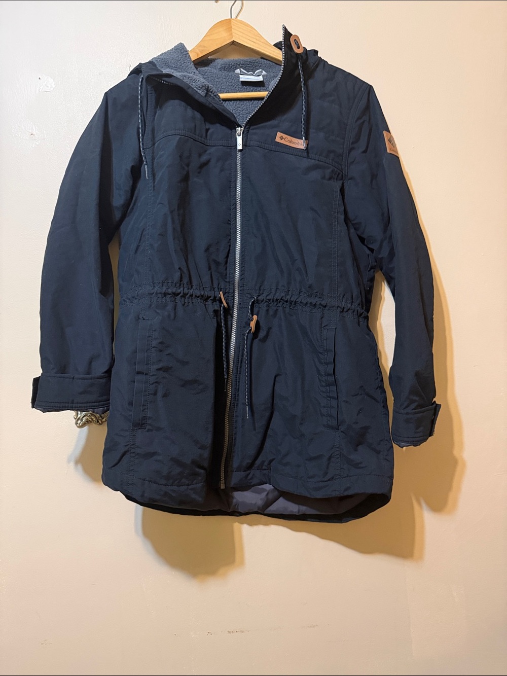 Woman’s Columbia Chatfield Hill Jacket with Hood Black Cinched in Waist